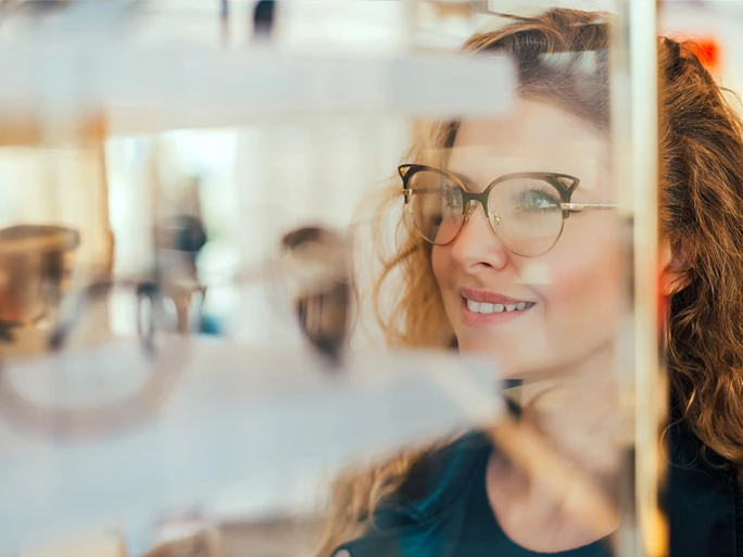 Frau mit Brille beim Optiker