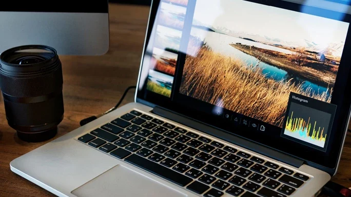 Laptop mit Bildern in einem Bildbearbeitungsprogramm