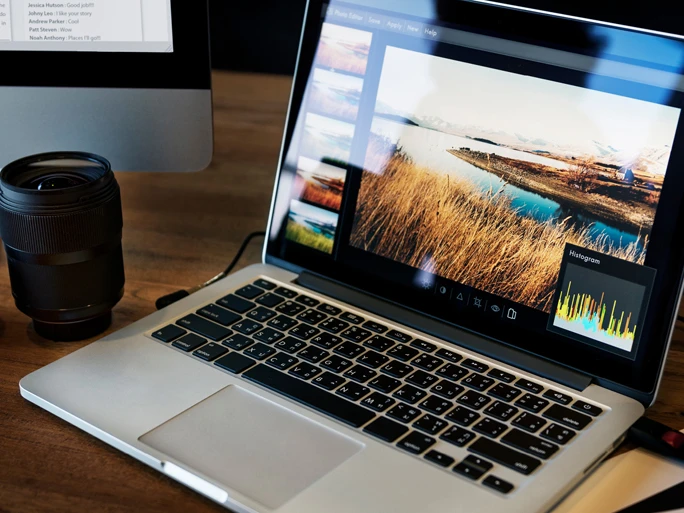 Laptop mit Bildern in einem Bildbearbeitungsprogramm