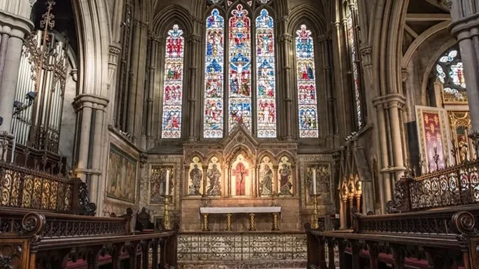 Religion noch relevant. Man sieht eine Kirche mit den tapischen bunten Fenstern.