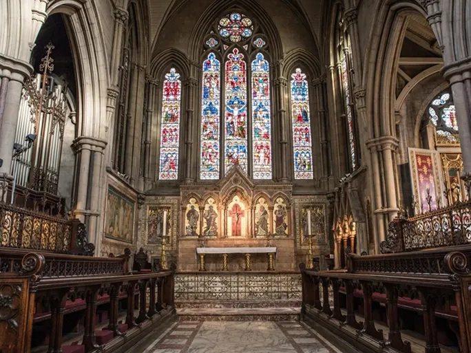 Religion noch relevant. Man sieht eine Kirche mit den tapischen bunten Fenstern.