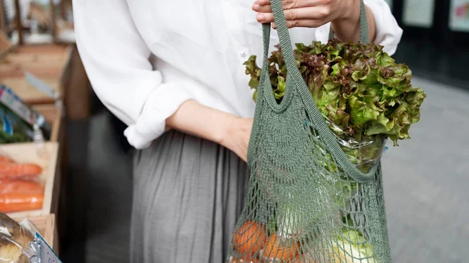 GFK Nachhaltigkeitsindex - Frau auf dem Markt kauft Gemüse