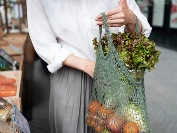 GFK Nachhaltigkeitsindex - Frau auf dem Markt kauft Gemüse