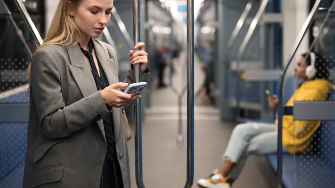 Frau in der Ubahn mit Handy in der Hand