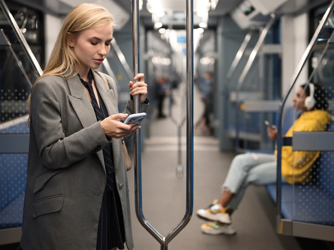 Frau in der Ubahn mit Handy in der Hand
