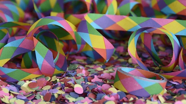 Buntes Konfetti und Luftschlangen