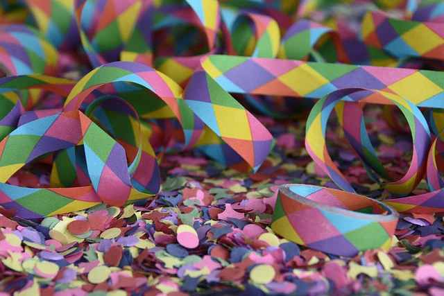Buntes Konfetti und Luftschlangen