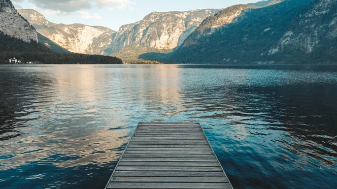 Deutsche Tourismusanalyse 2024 Mas sieht einen Holzsteg an einem Bergsee