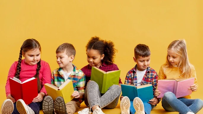 5 Kinder lesen in bunten Büchern
