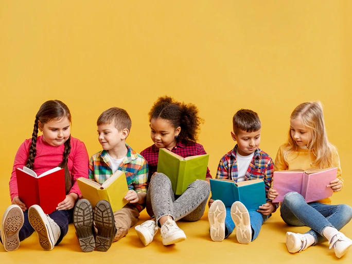 5 Kinder lesen in bunten Büchern