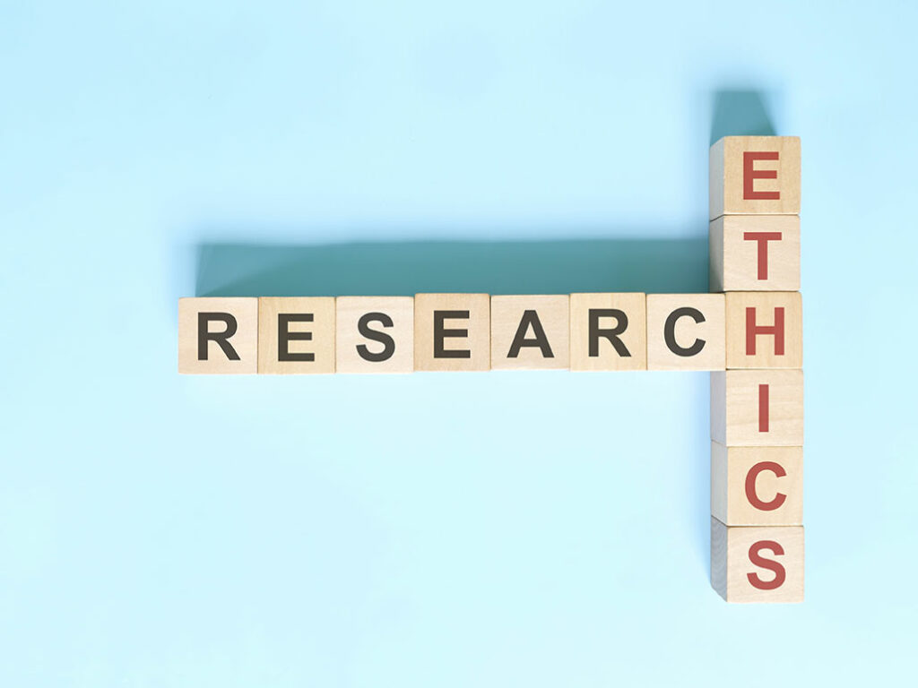 Ethik in der Marktforschung - Man sieht in Scrable-Buchstaben die Worte "Marktforschung" und "Ethics"