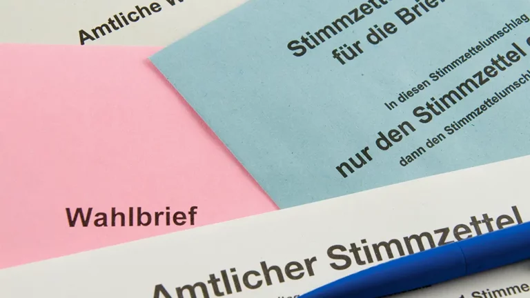 Wahlbriefe und Stimmzettel