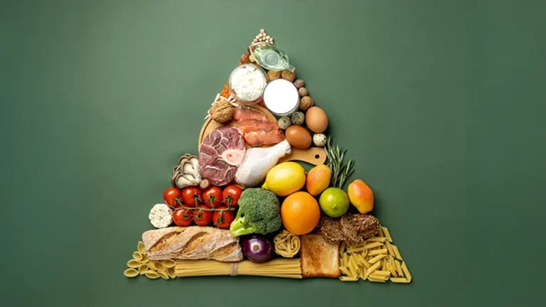 Ernährungspyramide aus diversen Lebensmitteln