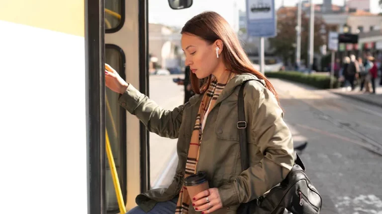 Junge Frau betritt einen Bus im öffentlichen Nahverkehr