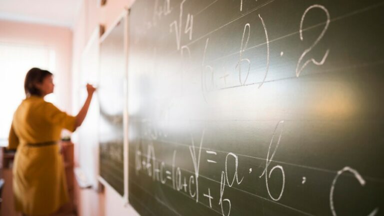 Schulbarometer 2024 - Lehrerin schreibt an Tafel
