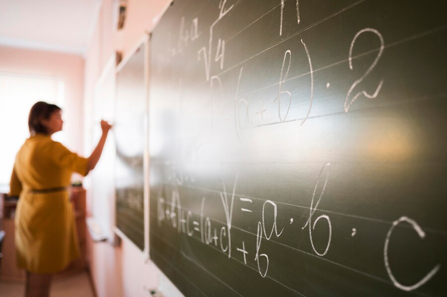 Schulbarometer 2024 - Lehrerin schreibt an Tafel