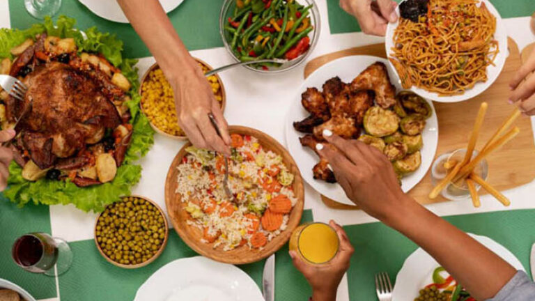 Nestlé Studie 2024 - Personen sitzen am Tisch und essen