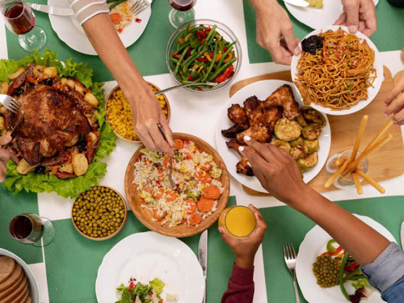 Nestlé Studie 2024 - Personen sitzen am Tisch und essen