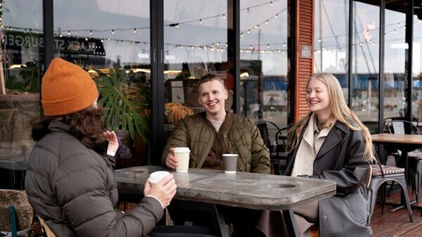 3 junge Menschen in einem Kaffee
