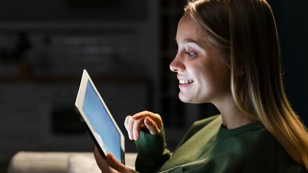 Frau liest in einem Tablet