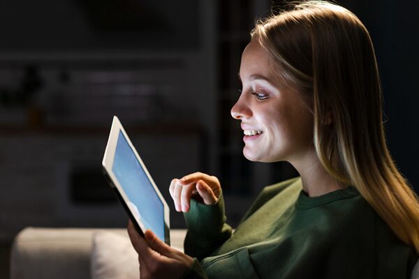 Frau liest in einem Tablet