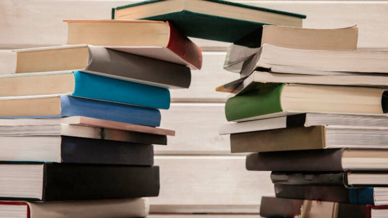 Zu einer Brücke augestapelte Bücher