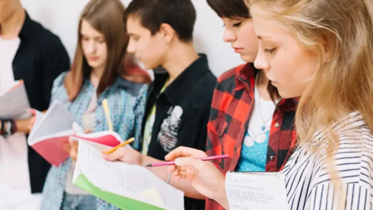 Schulkinder mit Schulheften in den Händen