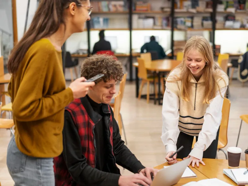 Studenten in der Bibliothek.