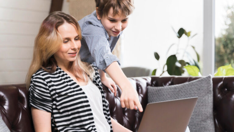 eltern schüler am computer