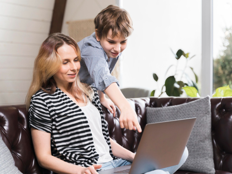 eltern schüler am computer