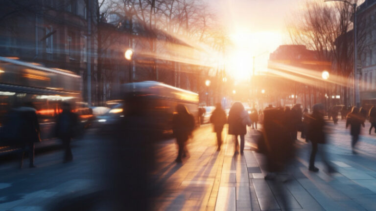 Verschwommener Blick auf die untergehende Sonne in der Stadt, warme, diffuse Lichtstimmung.