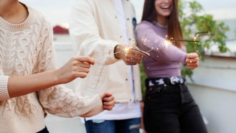 Menschen mit Wunderkerze