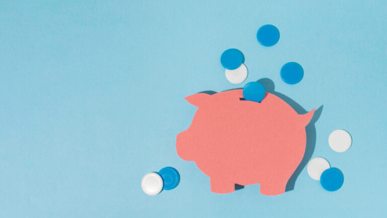 Illustration eines Sparschweins. Darum weiße und blaue Münzen.