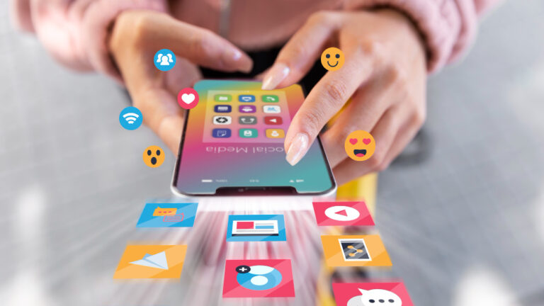 Hände tippen auf einem Smartphone, während Social-Media-Symbole und Emojis umher schweben.