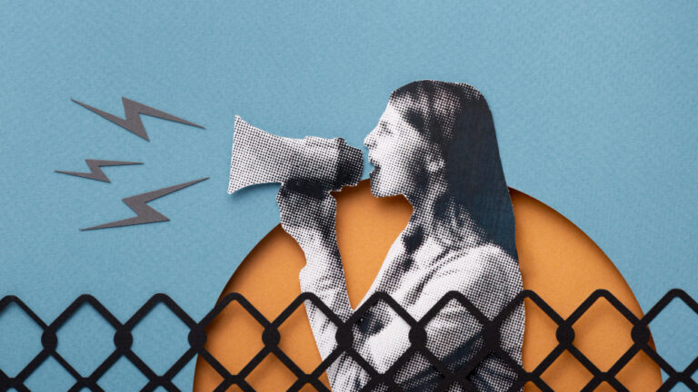 Schwarz-Weiß-Collage einer Frau, die durch einen Maschendrahtzaun in ein Megafon ruft, mit Blitzen auf blauem Hintergrund.