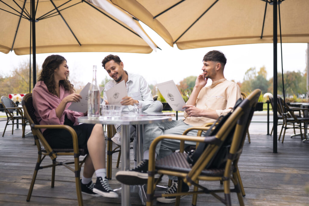 smiley-friends-restaurant-full-shot